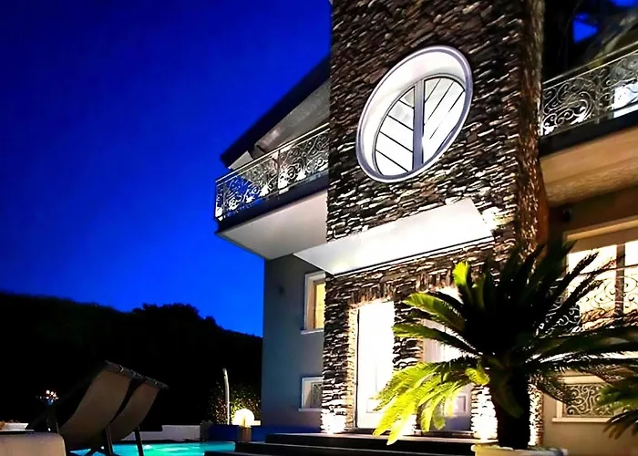 B&B Bellavista Exclusive in zona centrale con piscina -Jacuzzi vista lago LA COLAZIONE viene servita in una pasticceria rinomata ed esclusiva esterna alla struttura Desenzano del Garda